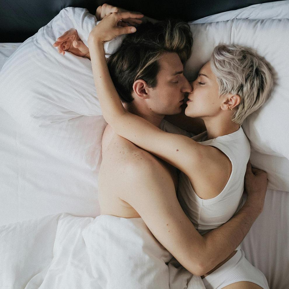 Un couple qui s'est rencontré sur Noulib se donne la main