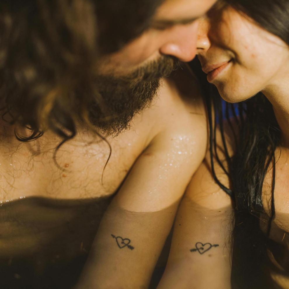 Un couple qui s'est rencontré sur Noulib se donne la main