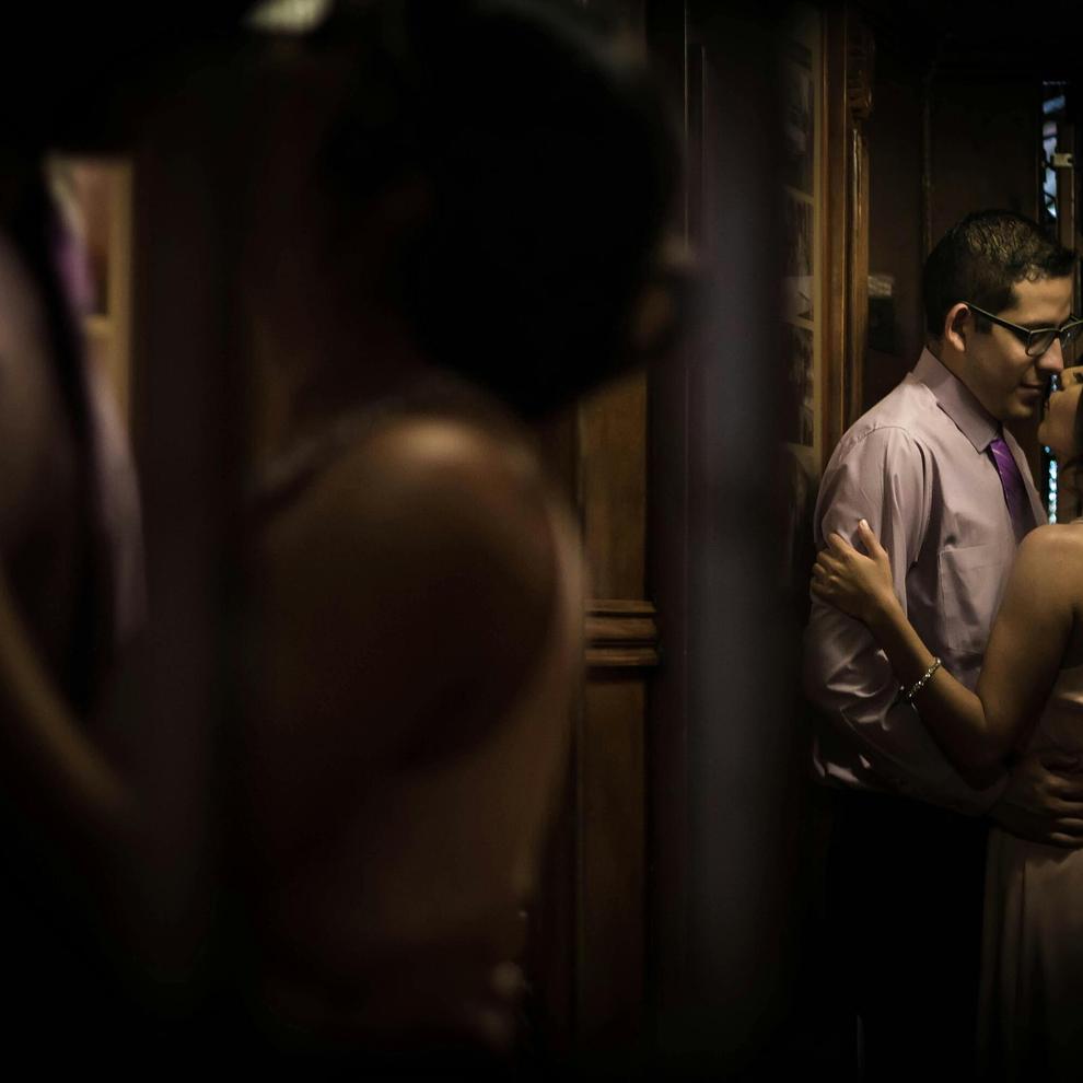 Un couple qui s'est rencontré sur Noulib se donne la main