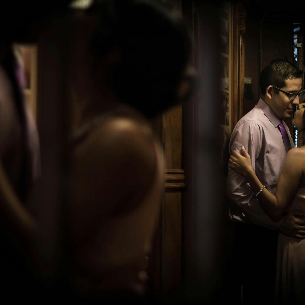 Un couple qui s'est rencontré sur Noulib se donne la main