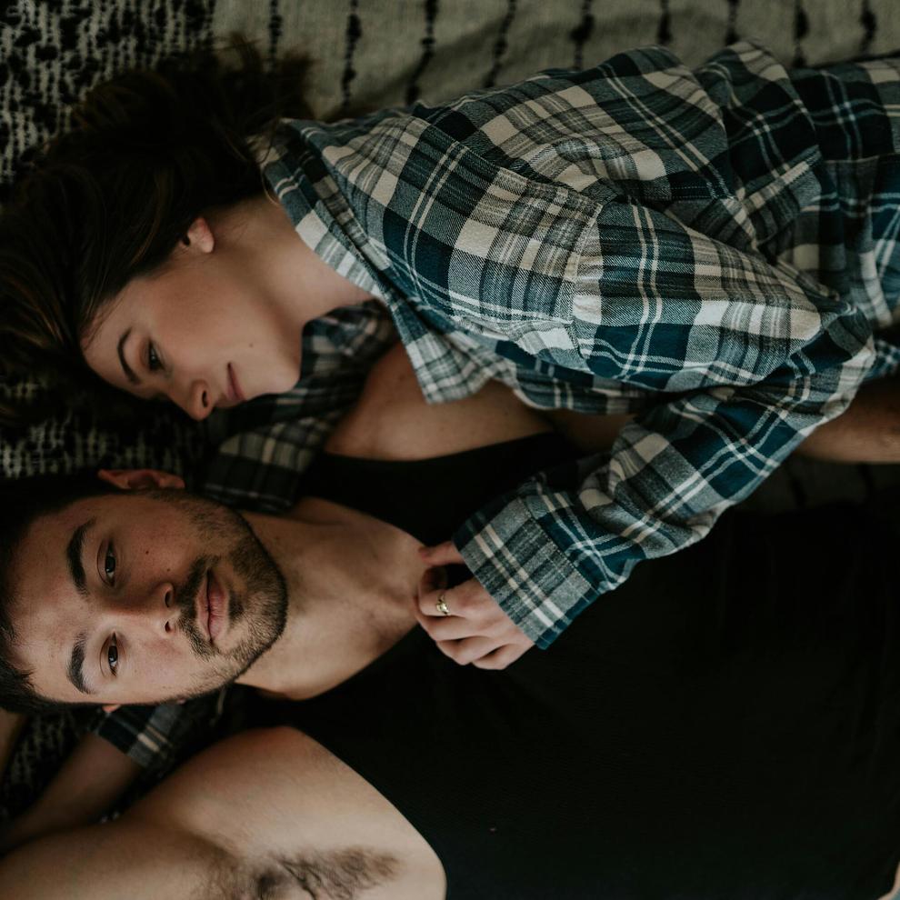 Un couple qui s'est rencontré sur Noulib se donne la main