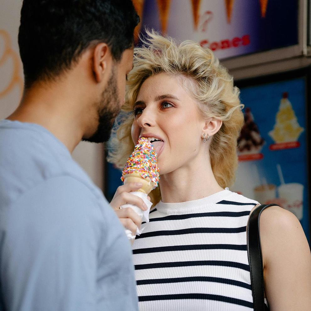 Un couple qui s'est rencontré sur Noulib se donne la main