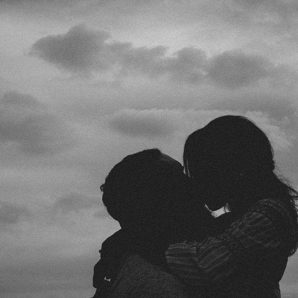Un couple qui s'est rencontré sur Noulib se donne la main