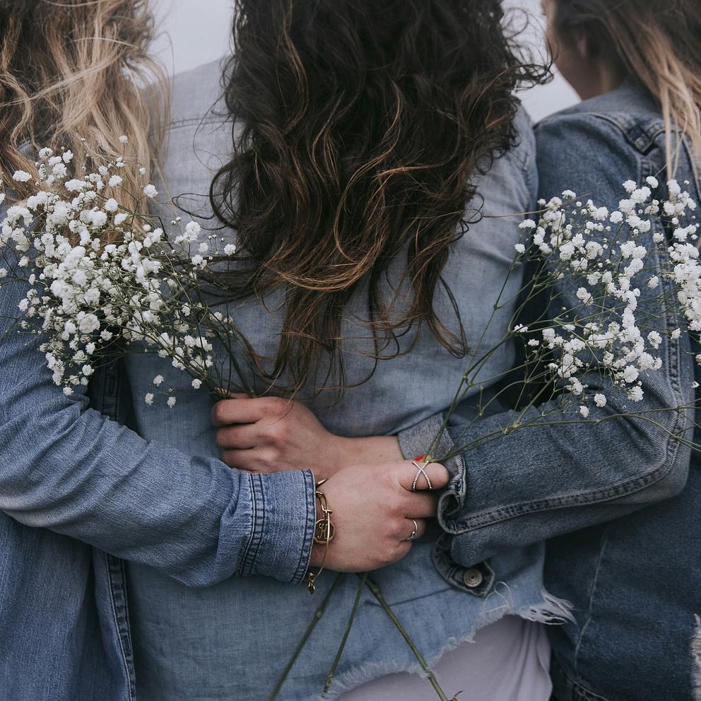 Un couple qui s'est rencontré sur Noulib se donne la main
