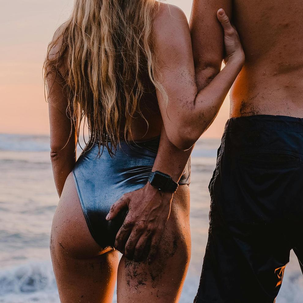 Un couple qui s'est rencontré sur Noulib se donne la main