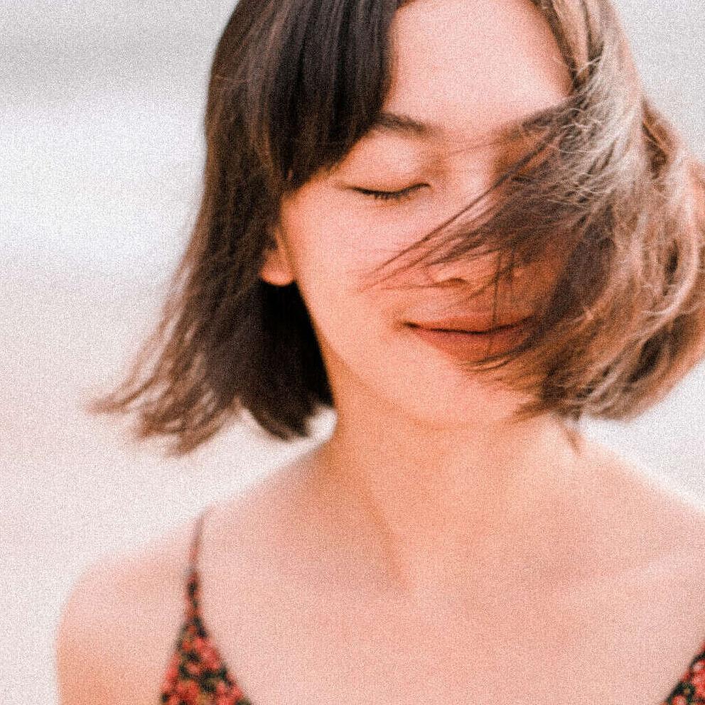 Un couple qui s'est rencontré sur Noulib se donne la main
