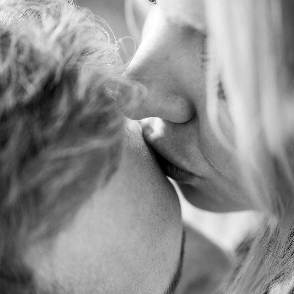 Un couple qui s'est rencontré sur Noulib se donne la main