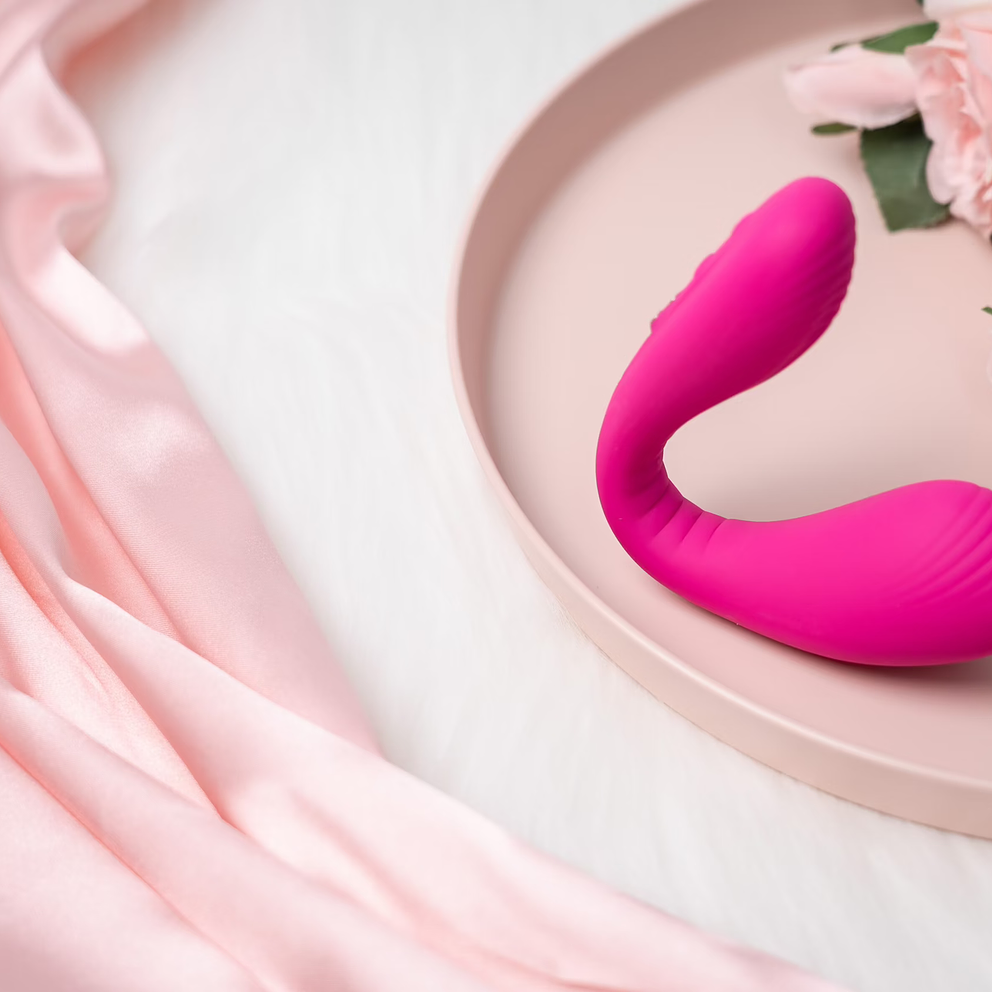 Un couple qui s'est rencontré sur Noulib se donne la main