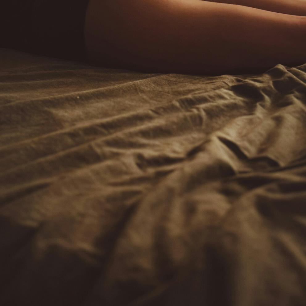 Un couple qui s'est rencontré sur Noulib se donne la main