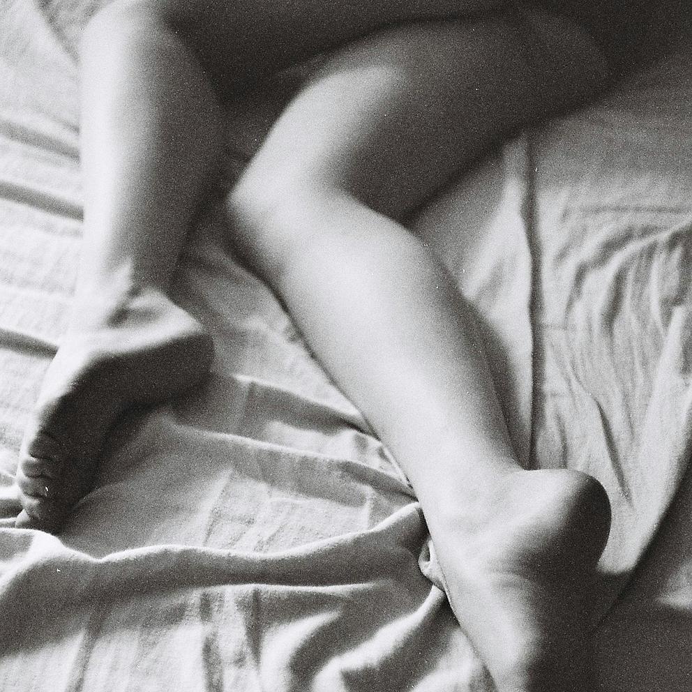 Un couple qui s'est rencontré sur Noulib se donne la main