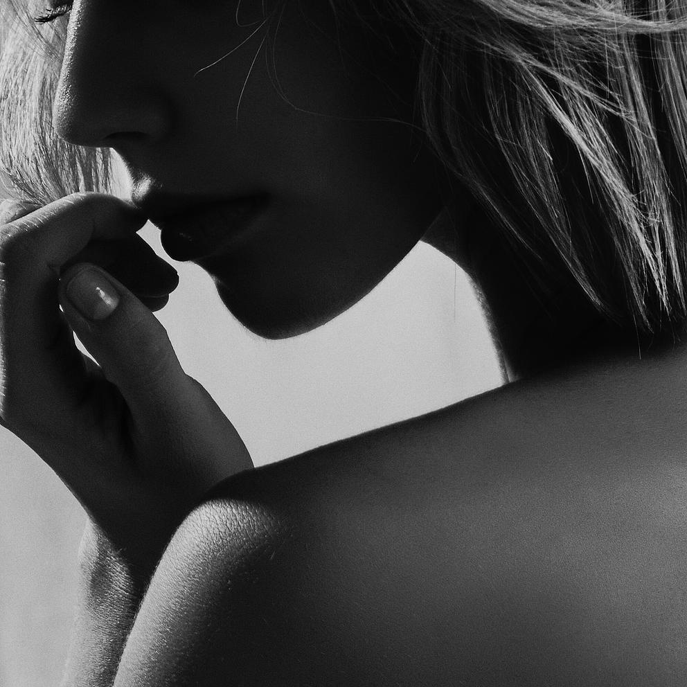 Un couple qui s'est rencontré sur Noulib se donne la main