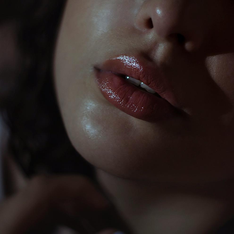 Un couple qui s'est rencontré sur Noulib se donne la main