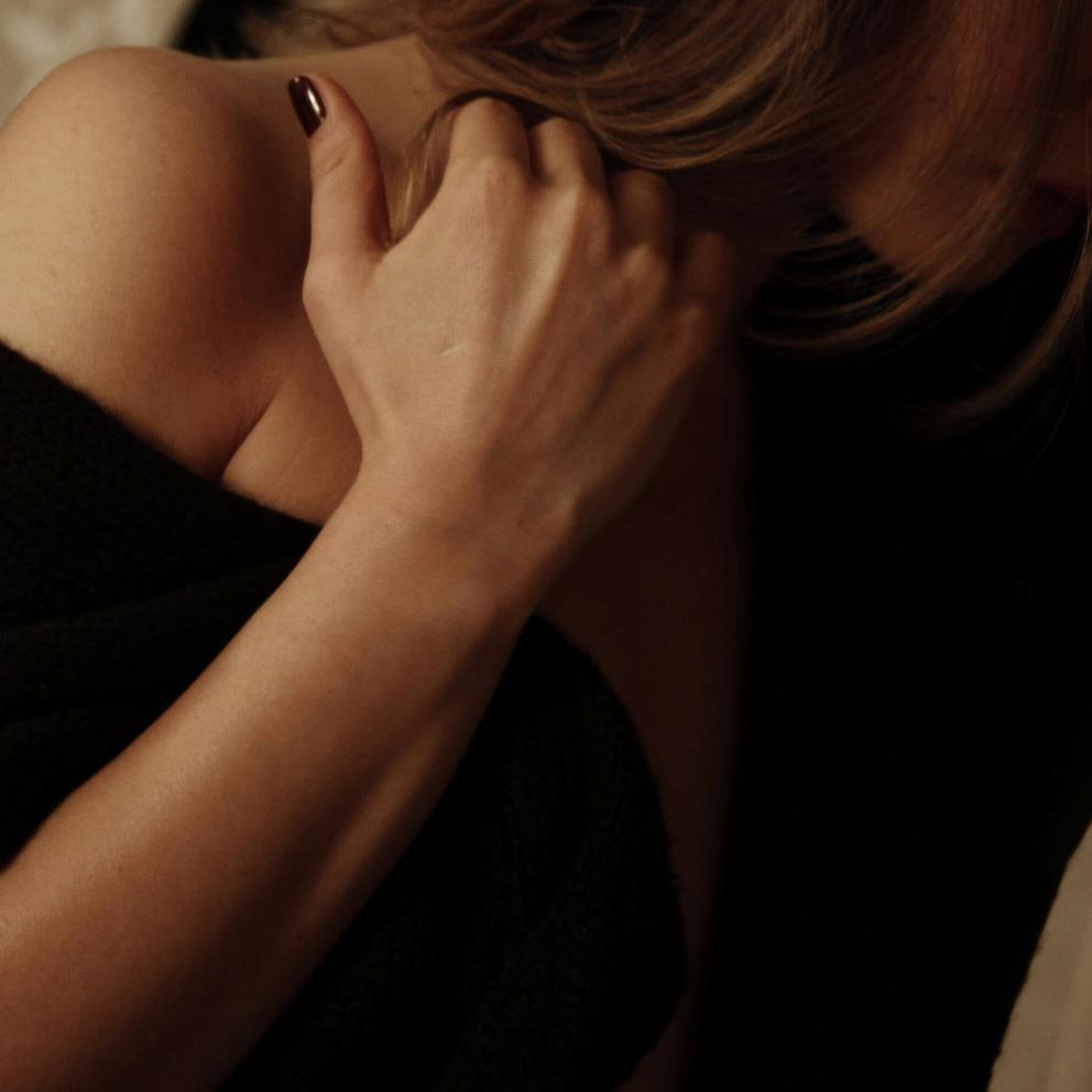 Un couple qui s'est rencontré sur Noulib se donne la main