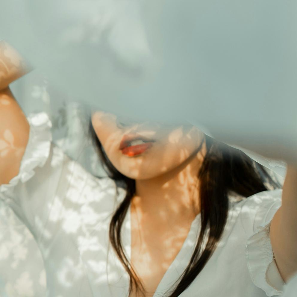 Un couple qui s'est rencontré sur Noulib se donne la main